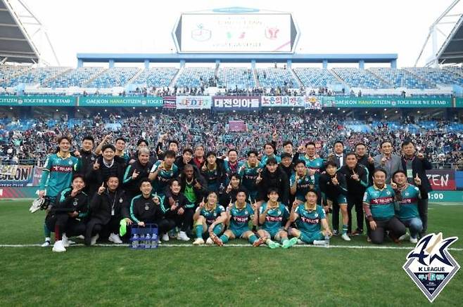 울산전 승리 후 기념사진을 찍은 대전 하나시티즌 선수단.   프로축구연맹