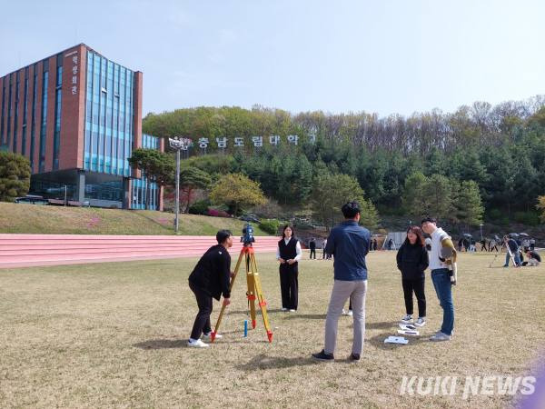 충남도내 지적업무 담당 공무원들이 충남도립대에서 역량 강화를 위해 실습에 나서고 있다.