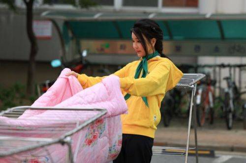 김건희 여사가 14일 대전 서구에서 새마을회 회원들과 이동식 빨래방 봉사활동을 하고 있다. 대통령실 제공