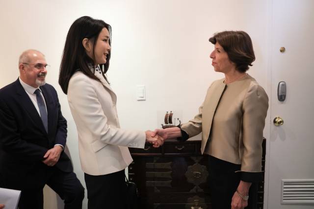 김건희 여사가 15일 서울 서대문구 주한 프랑스 대사관에서 열린 신축 대사관 개관식에 앞서 카트린 콜로나 프랑스 외교장관과 인사하고 있다. 대통령실 제공