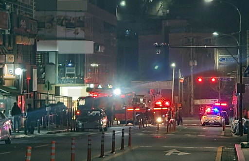 17일 오전 용인특례시 처인구 역북동의 상가건물에서 화재가 발생한 가운데 소방대원들이 진화작업을 하고 있다. 독자 제공