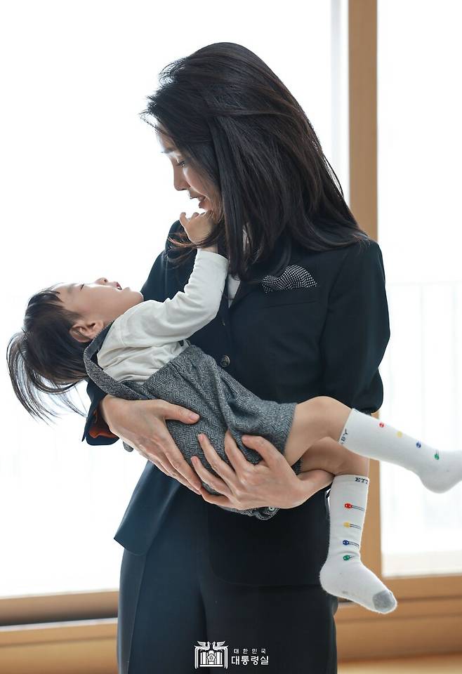 ▲김건희 여사가 지난 13일 故 유재국 경위 가정을 방문해 자녀를 안아주고 있다. 사진=대통령실