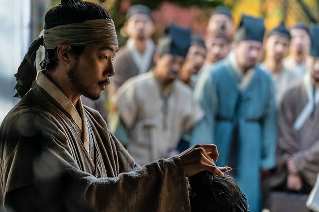 세상엔 경수를 속이려는 사람이 많다. 그는 알고도 넘어간다. 모르는 척하는 것이 생존에 유리하다고 여기기 때문이다. [사진 제공 = NEW]