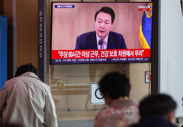 지난달 21일 오전 서울역 대합실에서 시민들이 대통령실에서 생중계로 진행되는 국무회의 방송을 지켜보고 있다. 이날 국무회의에서는 윤석열 대통령과 국무위원들은 근로시간 개편안 및 방일 결과 및 후속 조치 등에 대해 논의했다. 연합뉴스