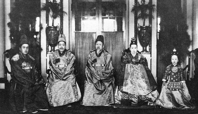 1918년 덕수궁 석조전에서 촬영된 황실 가족 모습. 왼쪽부터 영친왕, 순종, 고종, 순정효황후(순종비), 덕혜옹주. 고종의 고명딸 덕혜옹주는 일제에 의해 강제로 일본으로 건너갔다가 37년 만에 고국으로 돌아와 1989년 세상을 떠났다.  자료사진