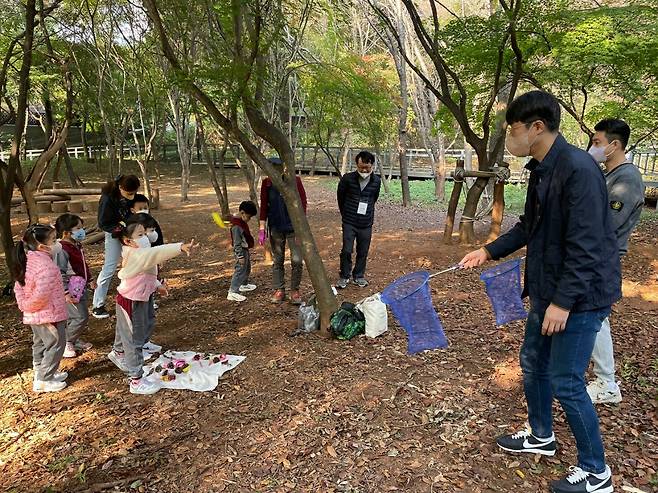 서울시는 산림 전문가인 숲해설사가 숲의 이야기를 들려주는 ‘숲 해설 프로그램’을 서울 전역에서 이달부터 무료 운영한다고 17일 밝혔다. [서울시 제공]