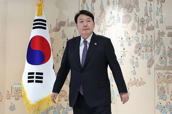 윤석열 대통령이 17일 서울 용산 대통령실 청사에서 열린 이석태 퇴임 헌법재판관 훈장 수여식에 참석하고 있다. [연합]