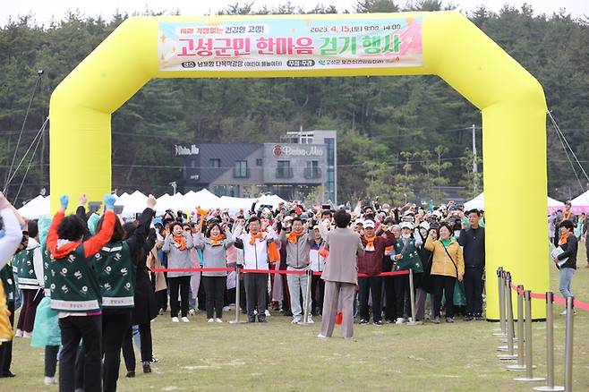 [고성(경남)=뉴시스] 신정철 기자= 경남 고성군이 지난 15일 치매에 대한 부정적 인식을 개선하기 위하여 고성읍 신월리 남포항에서 개최한 '고성군민 한마음 걷기'에 군민 500여명이 참가하는 성황을 이뤘다.이날 행사는 고성바다의 장관을 감상할 수 있는 해지개다리를 건너 반환점을 돌아오는 왕복 3km 코스에서 진행됐다.(사진=고성군 제공).2023.04.17. photo@newsis.com *재판매 및 DB 금지