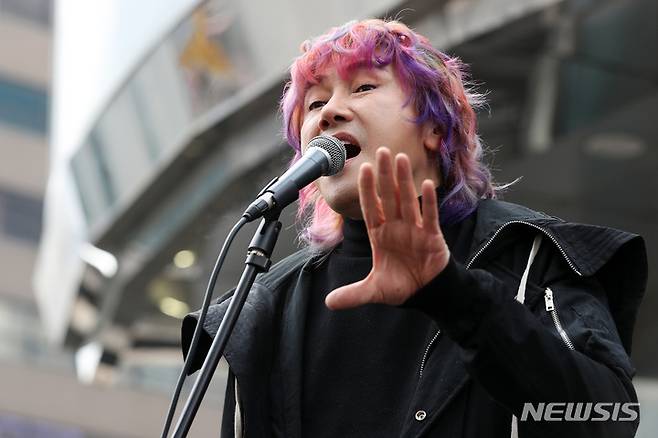 [서울=뉴시스] 백동현 기자 = 가수 김장훈이 31일 오후 서울 중구 명동역 앞에서 열린 '구세군 자선냄비 1일 산타 기부콘서트'에서 모금 활동을 하고 있다. 2022.12.31. livertrent@newsis.com