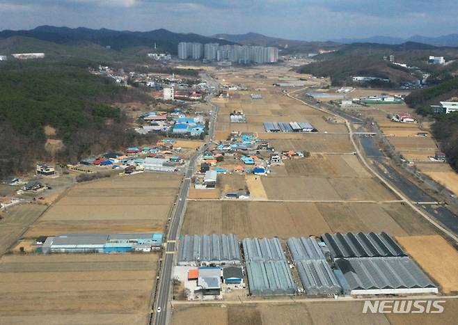 [용인=뉴시스] 김종택 기자 = 정부가 경기 용인시에 여의도 면적의 2.4배에 달하는 반도체 메가 클러스터를 조성한다. 이를 포함해 반도체·미래차·우주·원전 등 첨단산업 육성을 위한 총 4076만㎡(1200만평) 규모의 국가첨단산업벨트 후보지 15곳을 발표했다. 사진은 15일 세계 최대의 '반도체 메가 클러스터' 조성 예정지인 경기도 용인시 남사읍 모습. 2023.03.15. jtk@newsis.com