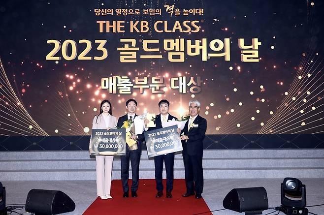 [서울=뉴시스]KB손해보험은 14일 연도대상 행사 '2023 골드멤버의 날' 시상식을 열었다. 이날 행사에 참석한 김연아 KB금융그룹 모델(왼쪽부터), 장호익 LC, 장진 장진대리점 대표, 김기환 KB손보 사장이 기념 촬영을 하고 있다.(사진=KB손해보험 제공)2023.04.17 photo@newsis.com *재판매 및 DB 금지