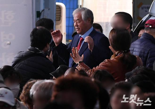 사랑제일교회 전광훈 목사가 17일 오전 서울 성북구 사랑제일교회에서 '국민의힘, 공천권 폐지하고 후보자 경선을 하라' 기자회견에 참석하고 있다. 황진환 기자