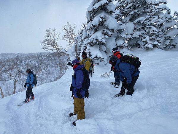 지형을 살피고 있는 크루원들. 지도와 GPS, 지도앱 등을 활용해 지형을 파악하면서 라이딩을 이어가야 했다. 사진 김상준 작가