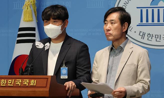 음주운전 교통사고로 숨진 배승아 양의 친오빠 승준씨(왼쪽)가 지난 16일 서울 여의도 국회 소통관에서 열린 '음주살인운전자 신상 공개법' 발의 기자회견에서 발언하고 있다. 오른쪽은 법안 발의 예정인 국민의힘 하태경 의원. 연합뉴스