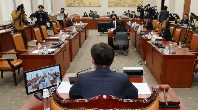 17일 국회에서 열린 교육위원회 ‘취업 후 학자금 상환 특별법’ 개정안에 대한 안건조정위원회가 국민의힘 의원들이 민형배 무소속 의원의 안건조정위원회 참여에 대해 문제를 제기하고 퇴장한 가운데 진행되고 있다. 연합뉴스