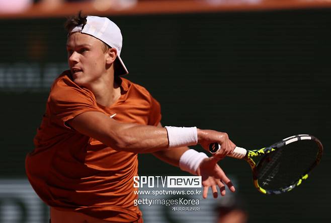 ▲ 홀게르 루네가 2023년 ATP 투어 몬테카를로 마스터스 결승전에서 경기를 펼치고 있다.