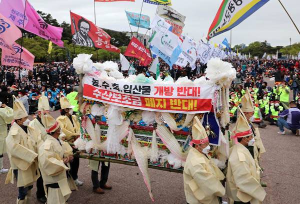 농어민단체 회원들이 지난해 4월 13일 서울 여의도 공원에서 열린 포괄적·점진적 환태평양경제동반자협정(CPTPP) 가입 저지 전국농어민대회에서 상여를 메고 입장하고 있다. / 박민규 선임기자