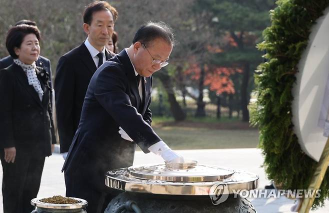 현충원 찾은 윤재옥 원내대표 (서울=연합뉴스) 한상균 기자 = 국민의힘 윤재옥 원내대표가 17일 동작구 국립현충원에서 참배하고 있다. 2023.4.17 xyz@yna.co.kr