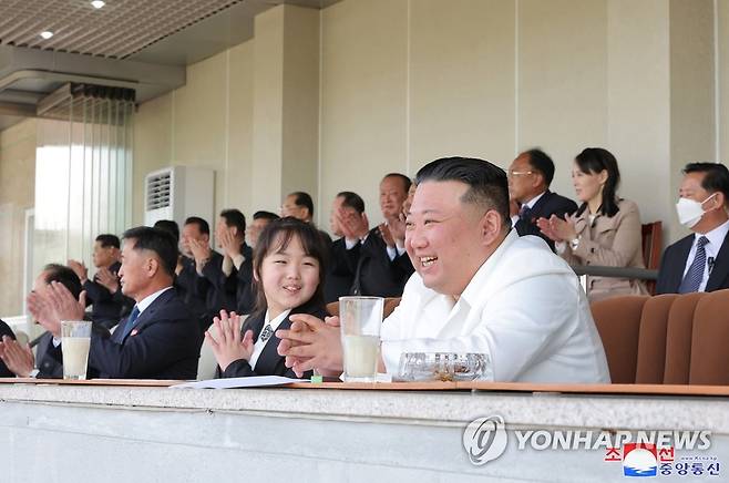 북한 김정은, 딸 주애와 국방성 체육경기 관람 (평양 조선중앙통신=연합뉴스) 북한 김정은 국무위원장이 태양절(김일성 주석 생일·4월 15일)을 맞아 내각과 국방성 직원들 사이의 체육경기 재시합을 관람했다고 조선중앙통신이 17일 보도했다. 공개된 사진을 보면 김 위원장이 딸 주애와 여동생 김여정 당부부장과 함께 참석한 모습이 확인됐다. 2023.4.17 
    [국내에서만 사용가능. 재배포 금지. For Use Only in the Republic of Korea. No Redistribution] nkphoto@yna.co.kr