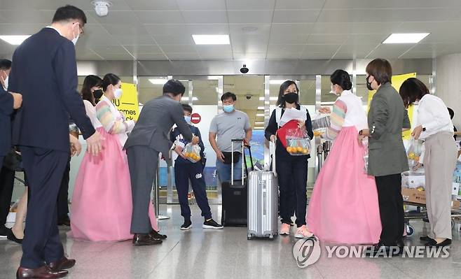 정기 항공편 타고 제주 찾은 싱가포르 관광객들 [연합뉴스 자료사진]