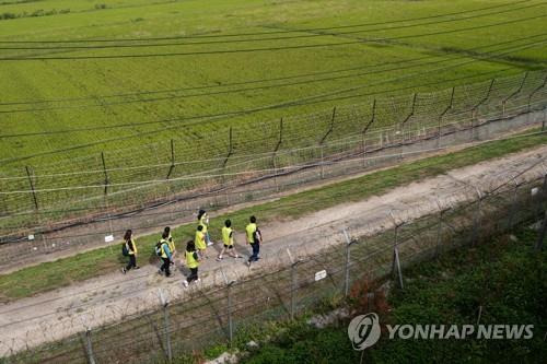 DMZ 평화의 길 걷는 참가자들  [연합뉴스 자료사진]