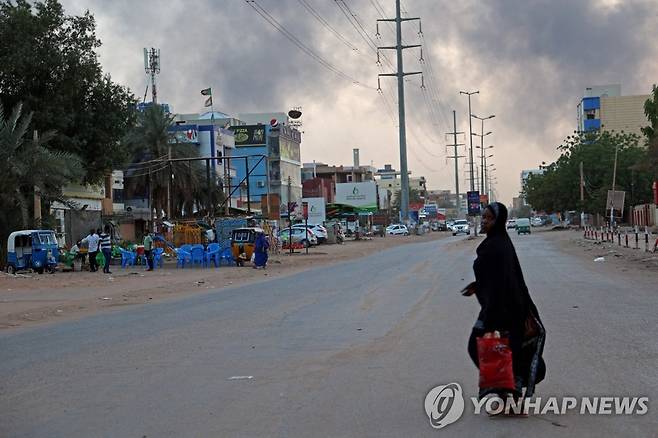 수단 군벌 충돌 (하르툼 AFP=연합뉴스) 북아프리카 수단에서 벌어진 정부군과 신속지원군(RSF)의 무력 충돌로 16일(현지시간) 수단 수도 하르툼 거리가 검은 연기로 뒤덮였다. 2023.4.17 yna.co.kr (끝)