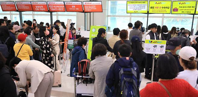 제주도에 강풍이 몰아친 18일 오전 제주국제공항 출발층이 대체 항공편을 구하려는 여행객들로 크게 붐비고 있다. (사진=연합뉴스)