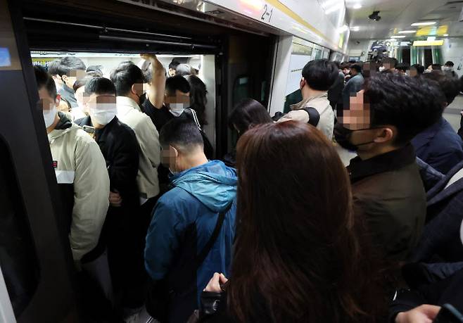 김포도시철도(김포골드라인)에 승객 과밀 현상이 이어진 18일 오전 경기도 김포시 고촌역 하행선 승강장에서 승객들이 만원 전동차에 탑승하고 있다. (사진=연합뉴스)