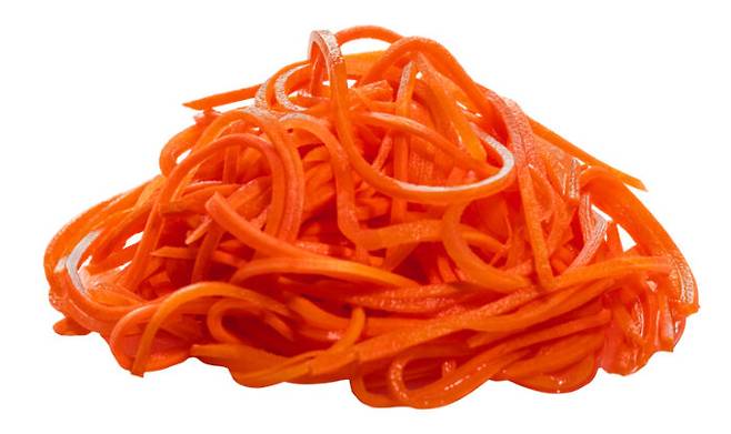 채로 만들어 소금에 절인 당근. 프랑스 음식인 '당근 라페'를 만들어 사과와 함께 먹으면 맛도 영양도 좋다.[사진=게티이미지뱅크]