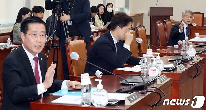 민형배 무소속 의원이 17일 오후 서울 여의도 국회에서 열린 교육위원회 안건조정위원회에서 이태규 국민의힘 교육위원회 간사와 김병욱 의원 의견에 반박하고 있다. 2023.4.17/뉴스1 ⓒ News1 황기선 기자