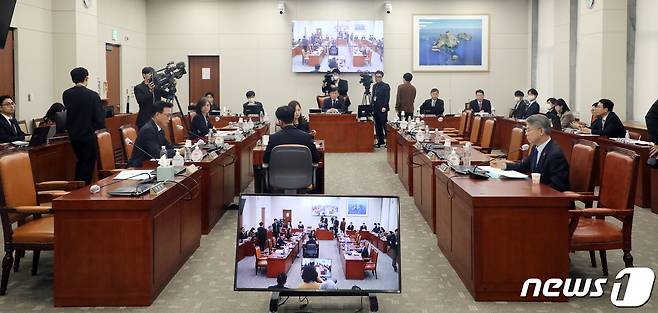 서동용 안건조정위원장이 17일 오후 서울 여의도 국회에서 열린 교육위원회 취업 후 학자금 상환 특별법 일부개정법률안에 대한 안건조정위원회에서 회의를 주재하고 있다. 2023.4.17/뉴스1 ⓒ News1 황기선 기자