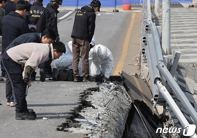 경찰 과학수사대와 국립과학수사연구원 등 관계자들이 7일 오전 경기도 성남시 분당 정자교 붕괴사고 현장에서 합동 현장감식을 하고 있다. 2023.4.7/뉴스1 ⓒ News1 구윤성 기자