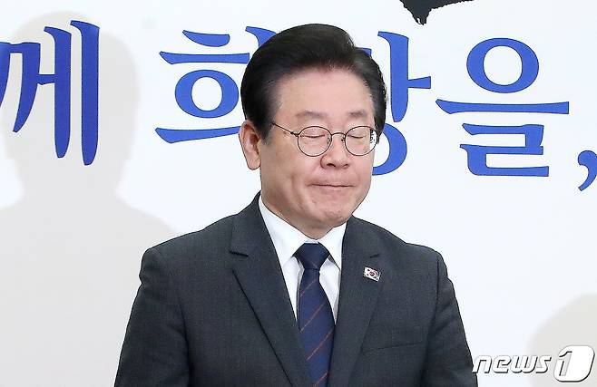 이재명 대표가 17일 국회에서 열린 최고위원 회의에서 눈을 감고 있다.  2023.4.17/뉴스1 ⓒ News1 임세영 기자