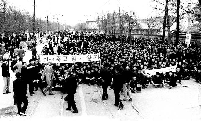 1960년 4월 19일 열린 대규모 시위 현장을 담은 사진. /문화재청