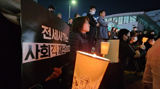 18일 오후 인천시 미추홀구 경인국철(서울지하철 1호선) 주안역 광장에서 '전세사기·깡통전세 피해자 전국대책위원회'가 전세사기 피해자 합동 추모식을 열고 있다. 사진=연합뉴스