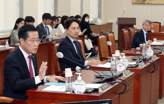 이태규 국민의힘 교육위원회 간사가 17일 오후 서울 여의도 국회에서 열린 교육위원회 안건조정위원회에서 민형배 무소속 의원의 참석을 반대하고 있다. 국민의힘 교육위 의원들은 이날 더불어민주당 ‘위장 탈당’ 논란을 산 민 의원의 안조위에 참여에 항의하며 회의장을 퇴장했다. 2023.4.17 뉴스1