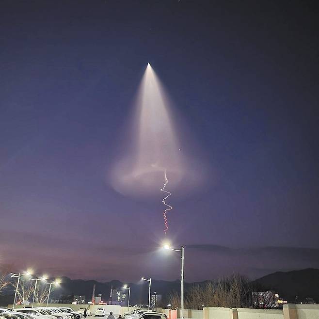 서울과 충남, 강원 등 전국 곳곳에서 밤하늘에 밝은 빛이 비치는 장면이 포착됐다. 마치 미확인비행물체(UFO) 같은 모습에 시민들의 신고가 이어졌다.