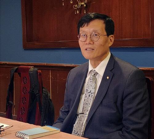 이창용 총재가 최근 은행의 차액결제 담보 증가 필요성을 언급하면서 국내 모바일뱅킹 이용 환경에 대한 관심이 높아지고 있다. 연합뉴스