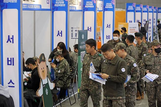 18일 2023년 전반기 국군장병 취업박람회가 경기도 고양시 일산 킨텍스 에서 이틀간의 일정으로 열렸다. 행사장을 찾은 국군장병들이 구직활동을 하고 있다. 사진=박범준 기자