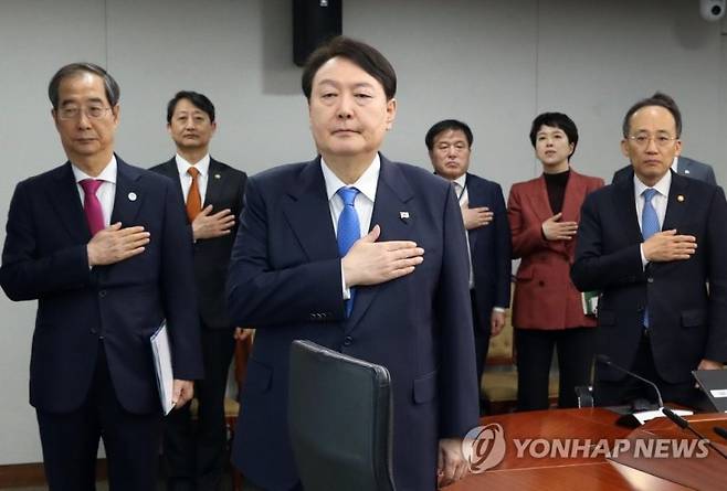 국기에 경례하는 윤석열 대통령 (서울=연합뉴스) 임헌정 기자 = 윤석열 대통령이 18일 서울 용산 대통령실 청사에서 열린 국무회의에서 국기에 경례하고 있다. 2023.4.18 [대통령실통신사진기자단] kane@yna.co.kr (끝)