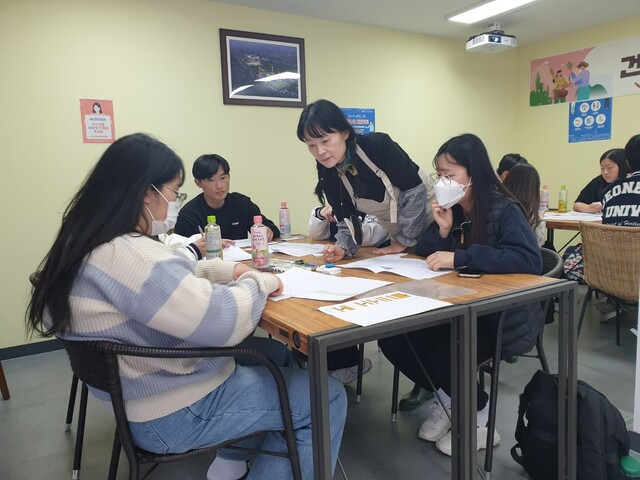 지난 12일 ‘건강한 마음을 키우는 청년 도시농부’를 주제로 열린 생태 텃밭 수업에서 학생들이 강사의 도움을 받으며 자신들이 심을 식물에 대해 계획을 세우고 있다. 박임근 기자