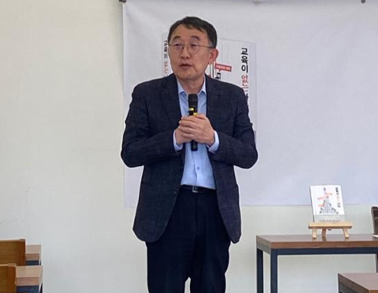 이승섭 KASIT 기계공학과 교수가 서울 중구 프란치스코교육회관에서 열린 ‘교육이 없는 나라’ 출간 기자간담회에서 질문에 답하고 있다. 세종서적 제공