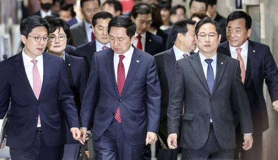 김기현 국민의힘 대표가 17일 오전 서울 여의도 국회에서 열린 최고위원회의에 참석하고 있다. 김성룡 기자