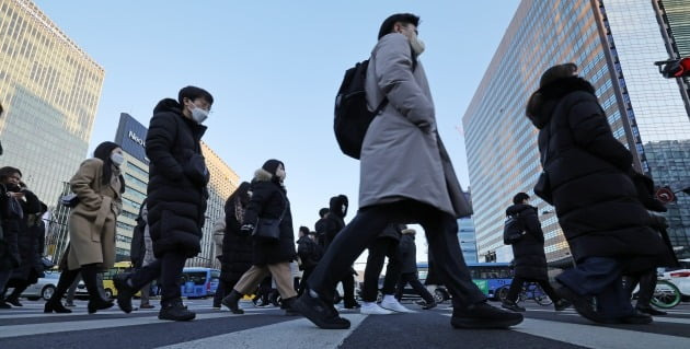 근로시간 개편안의 경우 일이 많을 때 집중적으로 일하고 쉴 때는 길게 쉬자는 취지였다. 하지만 이 경우 특정 주에 최대 69시간까지 일할 수 있게 된다는 계산이 도출되면서 ‘장시간 근로’에 대한 우려가 나왔다.   사진=연합뉴스