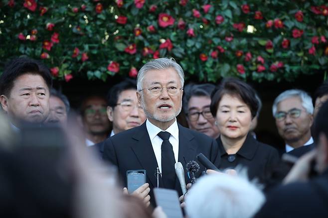 문재인 전 대통령이  제75주년 4·3희생자 추념일인 3일 제주시 봉개동 4·3 평화공원을 찾아 희생자들의 넋을 기린 뒤 취재진 질문에 답하고 있다. 제주도사진기자회