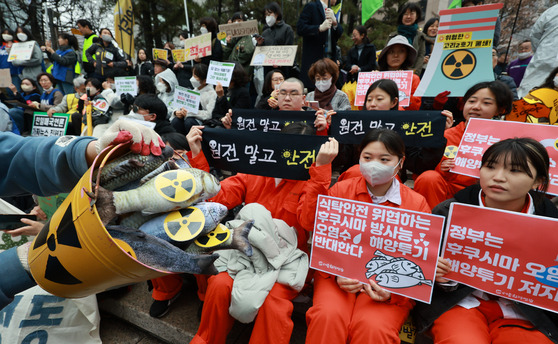 Environmentalists hold a rally at the Seoul Finance Center in central Seoul on March 9, two days before the 12th anniversary of the Fukushima nuclear power incident, to oppose Japan's planned release of contaminated water. [YONHAP]