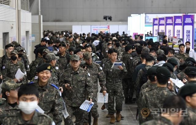 18일 경기도 고양시 킨텍스에서 열린 '2023 전반기 국군장병 취업박람회'에서 국군장병들이 구직활동을 하고 있다.