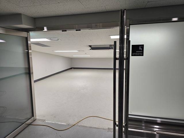 '힐스테이트 세운 센트럴' 1단지 지하 1층 용역원휴게실. 법이 정한 의자와 식수 시설 등 필수 품목을 비롯해 아무 비품도 갖춰져 있지 않았다. 한명오 기자