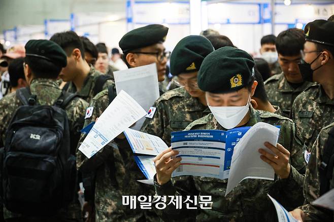 18일 경기도 고양시 킨텍스에서 열린 2023 전반기 국군장병 취업박람회에서 군 장병들이 구직활동을 하고 있다. 2023.04.18 [박형기기자]