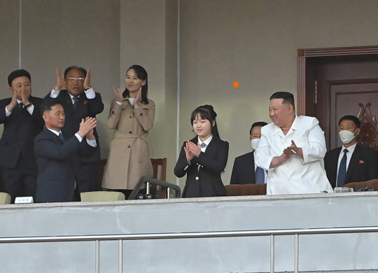 김정은 국무위원장이 태양절을 맞아 내각과 국방성 직원들 사이의 체육경기 재시합을 관람했다고 조선중앙통신이 17일 보도한 가운데 김 위원장과 딸 주애의 모습 왼편에 김여정 노동당 부부장의 모습이 확인된다. 연합뉴스